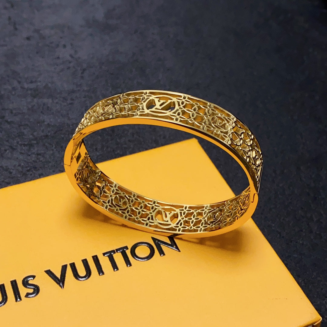 18K Louis Vuitton Cuff Chains Bracelet